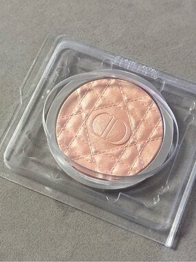 02 Dior Forever Glow Luminizer